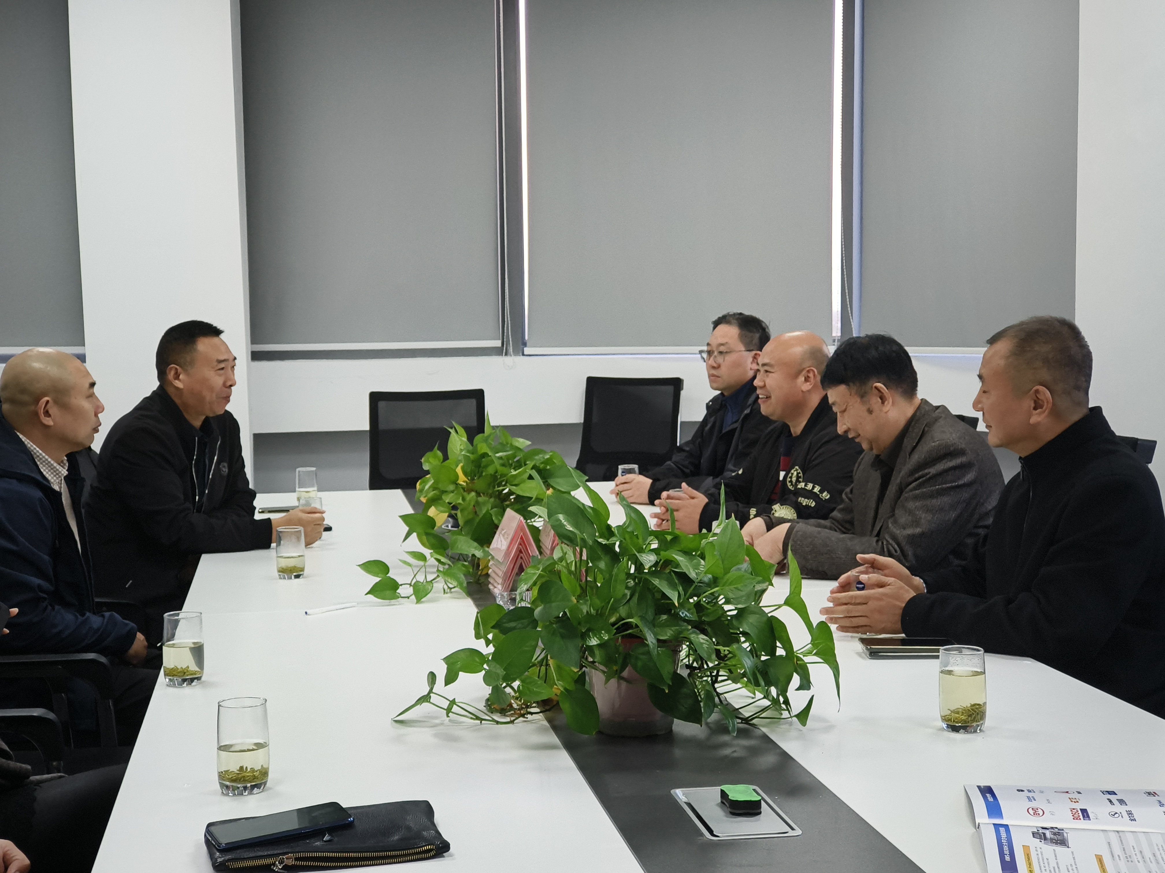 热烈欢迎苏州市连云港商会各位领导莅临曼光！